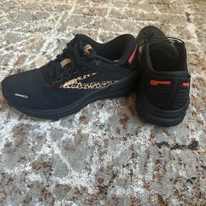 Books woman’s shoes size 6